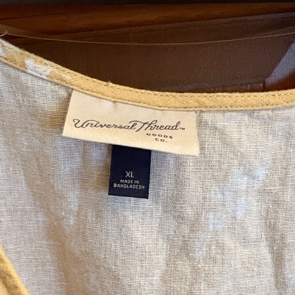 Universal Thread Cream Textured Top - Picture 2 of 2